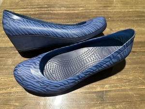 Scarpe donna Crocs Carlisa blu stampa animalier zebrata mini zeppa slip on taglia 11 - Foto 1 di 8