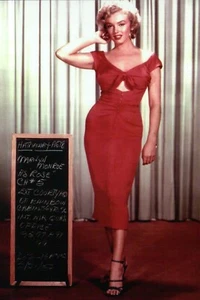 Marilyn Monroe Red Dress, Publicity Portrait 1953 Film Niagara - Modern Postcard - Picture 1 of 2