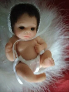 Kleine Babypuppe/Junge auf weissen Kissen so süß /gez./Europa Edition - Bild 1 von 16