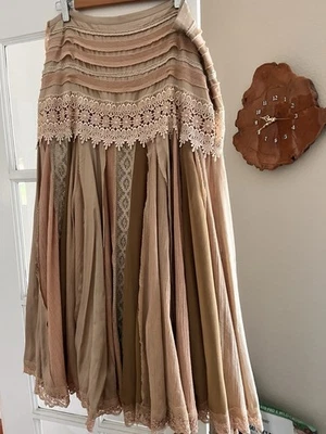 Falda de mujer grande (12-14).  Toneladas de tela en esta falda de gama alta. Usado en excelente estado Foto 1 de 4