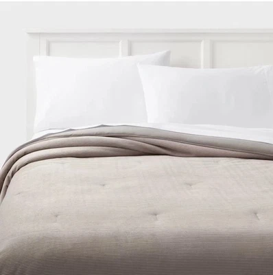 Edredón de felpa de pana gris claro doble/doble extra largo (XL) de Room Essentials Foto 1 de 3