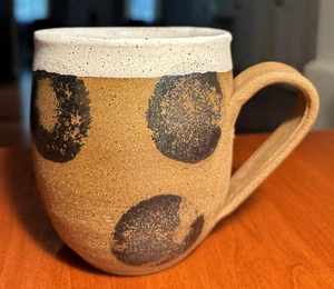 Taza de gres cerámica artística hecha a mano con puntos tonos tierra 4,5". - Imagen 1 de 7