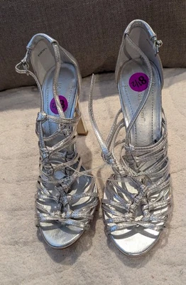 BCBGENERATION 女式银色 Jalila 圆头细高跟鞋皮革凉鞋 8 普通  — 第 1/4 张图片