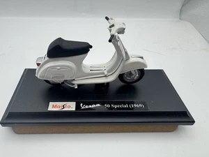 Maisto 39540 - Vespa 50 Special 1969 (White scale 1:18 ) Scooter - Picture 1 of 8