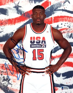 LARRY JOHNSON SIGNED HANDSIGNIERT 8x10 FOTO TEAM USA SEHR SELTEN BECKETT BAS - Bild 1 von 2