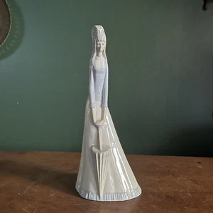 SPANISH MIQUEL REQUENA PORCELAIN FIGURINE LADY W/UMBRELLA LLADRO STYLE 12.25" - Picture 1 of 10