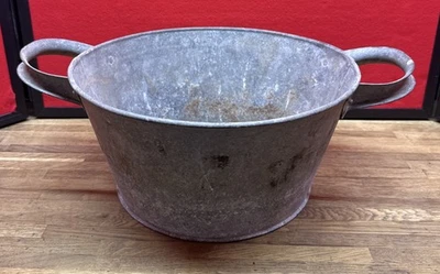 VINTAGE ORIGINAL SMALL VINTAGE GALVANISED TIN WASHING TUB /BATH~GARDEN PLANTER  - Image 1 of 4