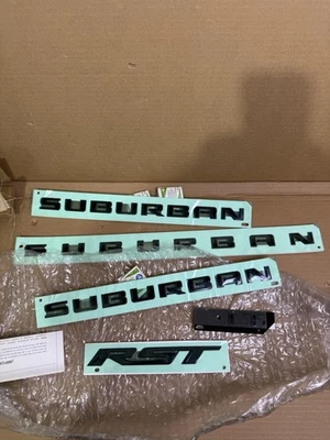 Комплект внешней глянцевой черной эмблемы 2021-2023 Chevrolet Suburban 85593460 RST LT от оригинального производителя - Изображение 1 из 3