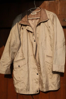C&A Jacke silber grau glänzend schimmernd praktisch Regenjacke - Bild 1 von 4