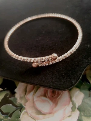 Brazalete de tenis chapado en oro rosa y diamantes simulados Foto 1 de 4