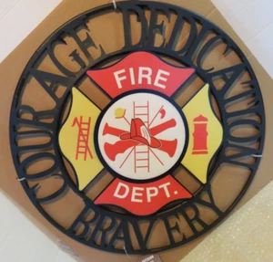 Letrero de pared de metal redondo ""Courage Dedication Bravery"" 21,5" nuevo en caja - Imagen 1 de 2