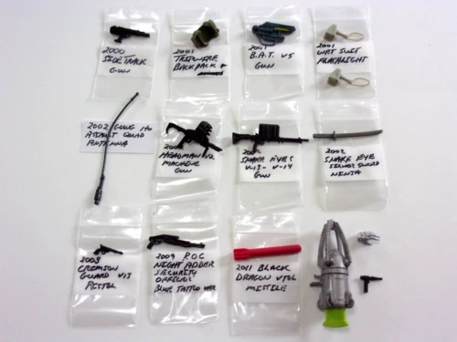 GI Joe 2000/2011 Accesorios Vintage (U-Pick) Pistolas-Mochilas-Espadas-Antena-Pista Foto 1 de 1