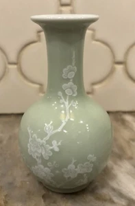 VINTAGE CHINESE GREEN CELADON WHITE SLIP FLORAL FLOWER PORCELAIN SMALL VASE - Picture 1 of 14