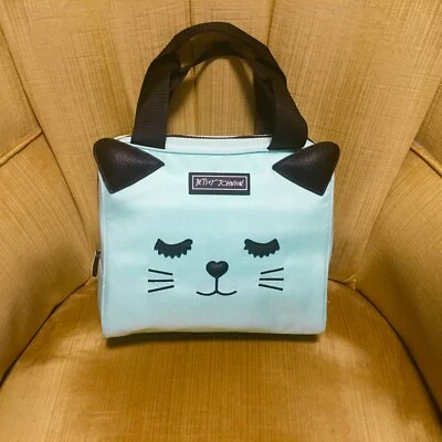 Bolso de almuerzo aislado Betsey Johnson - Apliques de gato en tela azul aguamarina pálida Foto 1 de 4