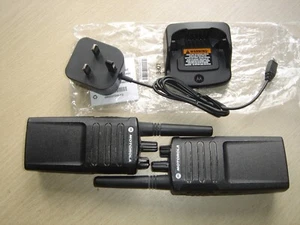 2 x Motorola XT420 PMR446 licence free with 1 x charger (UK or EU) - Zdjęcie 1 z 9