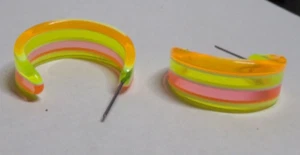 Pendientes perforados vintage de aros de plástico a rayas de colores - Imagen 1 de 3
