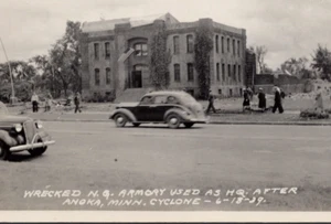 Coches antiguos dañados RPPC c1939 Anoa Minnesota Cyclone National Guard Armory - Imagen 1 de 2