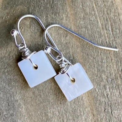 Min Favorito MOP Madreperla Cuentas Cuadradas y Plata Pl Pendientes Artesanos Pequeños Foto 1 de 4