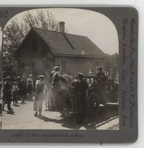 Un Vigili del Fuoco in Azione Keystone Stereoview c1900 - Foto 1 di 3
