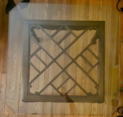 Mesa de centro vintage Hollywood Regency Lattice con tapa de vidrio personalizada Foto 1 de 4