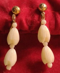 Pendientes Lucite De Colección Firmados HONG KONG Blanco Loto y Tono Dorado Cuelgan Imitación Marfil - Imagen 1 de 4