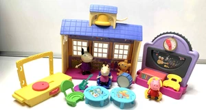 Peppa Pig Peppa’s Musical & Talking School Playgroup  Posable Figures (R4) - Picture 1 of 8