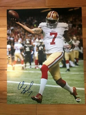 FOTO AUTOGRAFIADA DE COLIN KAEPERNICK CUARENTA Y NUEVE 16X 20 - PSA 4A94507 Foto 1 de 4