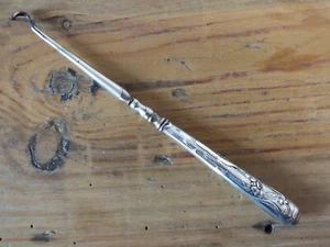 Ancien petit crochet à lacet, manche en argent .800 décor floral - Foto 1 di 5