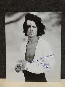 FOTO AUTÓGRAFA VINTAGE DEL ACTOR JOHNNY DEPP 8" X 10" - Imagen 1 de 2