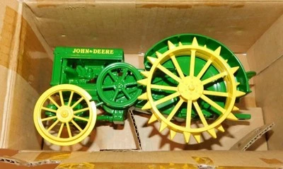 ERTL 1998 1:16 John Deere 1924 MODEL D Diecast Tractor - RARE  - Image 1 of 3