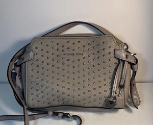 Michael Kors Bristol Nieten grau Leder Crossbody Schloss Schlüssel Anhänger verstellbarer Riemen - Bild 1 von 15