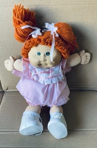 Muñeca Cabbage Patch Kids pelo rojo ojos verdes hoyuelo 1982 de colección rosa - Imagen 1 de 4