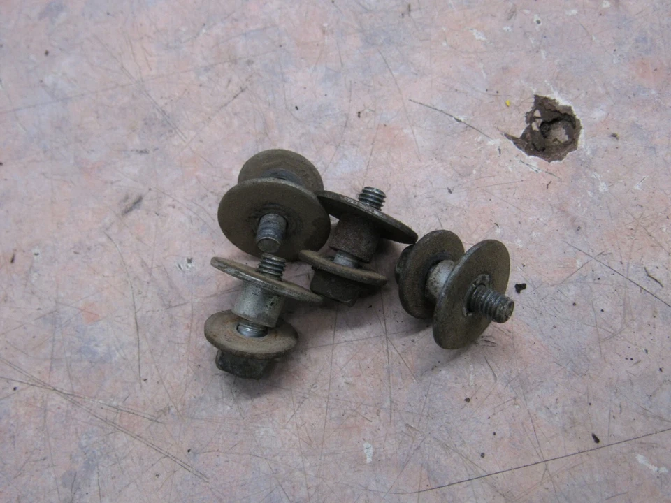 Honda XR 500 R 1984 OEM sujetadores de guardabarros delantero Foto 1 de 1