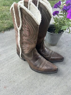 Ladies Brown Western Ariat Sherpa Lined Cowgirl Boots w Pink & Cream Embroidery - Imagem 1 de 4