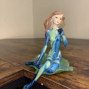 Weibliche Elfe Fee Pixie Regal Sitter sitzende Figur auf Blatt blau/grün *LESEN* - Bild 1 von 17