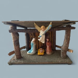 Vintage Krippe aus Kreidegeschirr mit handgefertigtem Rindenholz Stall - Bild 1 von 10