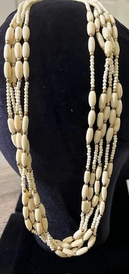 Collar de cuentas multihiebra cuentas ovaladas crema tono dorado detalles de cuentas 28 pulgadas de largo Foto 1 de 4