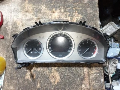 Grupos de instrumentos Mercedes-Benz C200 2009 Foto 1 de 4