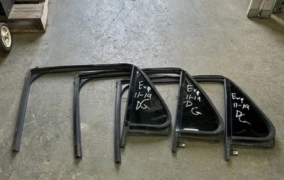 REAR DRIVER'S SIDE VENT WINDOW, OEM, 2011-2019 FORD EXPLORER, TINTED Foto 1 de 2