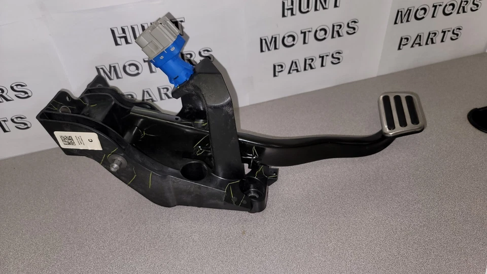 2015-2017 Ford Mustang GT S550 Automatic Pedal Box Brake Pad Assembly OEM - Image 1 of 4