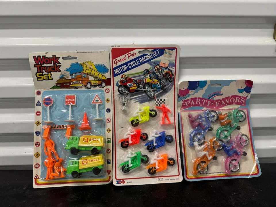 老式玩具套装:工作卡车、摩托车赛车和派对礼品 – — 第 1/4 张图片