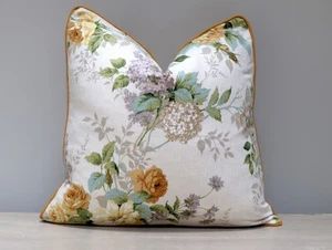 Funda de cojín de lino Sanderson vintage 'Rosamund' rosas amarillas y lilas 48 x 48 cm - Imagen 1 de 7