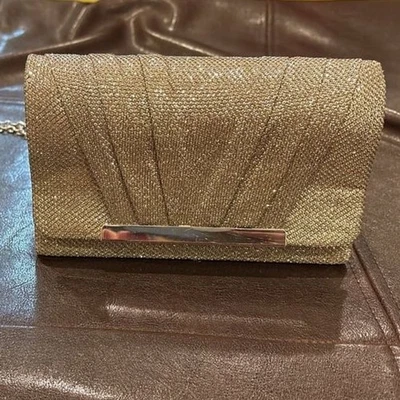 Bolso sin asas de noche vintage dorado brillante con correa de cadena Foto 1 de 4