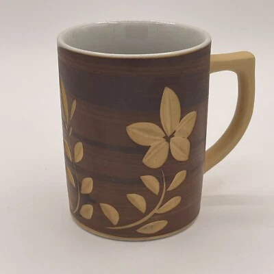 Taza de madera pintada sintética de cerámica tallada hecha en Japón Foto 1 de 4