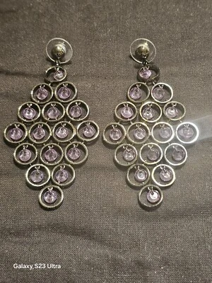 Pendientes colgantes con aros y piedras moradas colección Suzanne Somers Foto 1 de 3