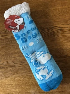 Peanuts Snoopy blaue Hüttenschuhe Socken Sherpa gefüttert rutschfest Einheitsgröße "Snow Day" Neu mit Etikett - Bild 1 von 6
