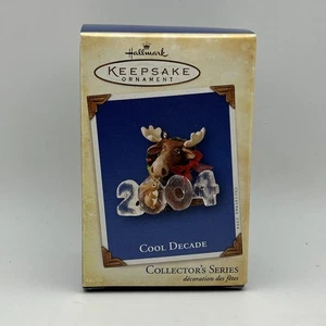 2004 Hallmark - COOLES JAHRZEHNT ELCH ANDENKEN ORNAMENT Sammler Serie Weihnachten - Bild 1 von 2
