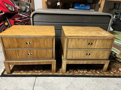 ¡Raro! Par de mesitas de noche de campaña Drexel Accolade - MCM/Hollywood Regency Foto 1 de 4