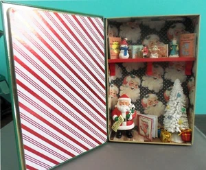 Puppenhaus Miniatur Story Time mit Weihnachtsmann (Roombox Szenario) im Buch - Bild 1 von 7