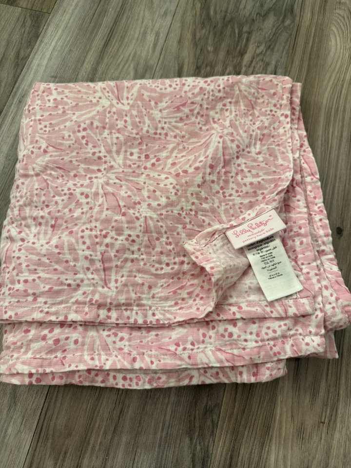 Lilly Pulitzer Cerámica Granero Bebé Envoltura Rosa Flores Hojas Mariposa Muselina 47" Foto 1 de 4